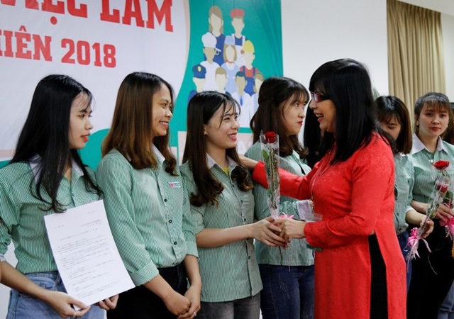 Đà Nẵng: Hàng ngàn việc làm "đón" sinh viên tốt nghiệp - 2 Lãnh đạo trường ĐH Đông Á tặng hoa cho sinh viên tốt nghiệp 2018
