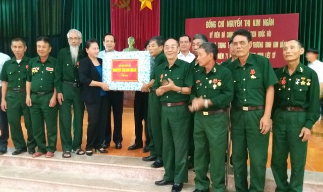 Chủ tịch Quốc hội tới thăm và tặng quà thương binh tại Hà Nam - 1
Chủ tịch Quốc hội Nguyễn Thị Kim Ngân tặng quà thương binh tại Trung tâm điều dưỡng thương binh Kim Bảng (huyện Kim Bảng, Hà Nam).