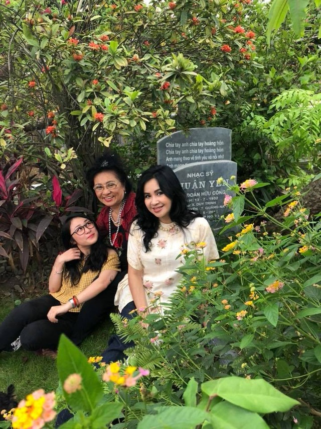 Ly kỳ chuyện diva Thanh Lam bị đánh tráo ngay khi vừa lọt lòng mẹ - 3 Nghệ sĩ Thanh Hương cùng diva Thanh Lam và cháu gái Thiện Thanh bên mộ nhạc sỹ Thuận Yến.