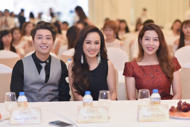 Điều ít biết về thành tích khủng của Diệp Chi thời còn đi học - 3 Đều là những gương mặt ấn tượng của VTV nhưng Diệp Chi và Hoài Anh lại rất ít cùng dự chung một sự kiện. Mới đây, cả hai đã có dịp hội ngộ Hoa hậu Ngọc Hân cùng bác sỹ điển trai Trần Quang Vũ.