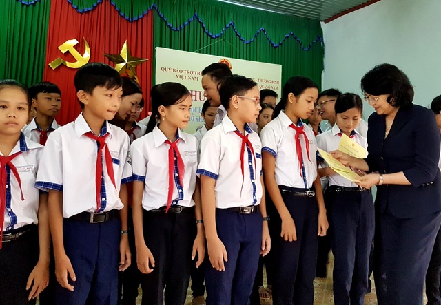 Phó Chủ tịch nước tặng quà gia đình chính sách, học sinh khó khăn - 1 Phó Chủ tịch nước Đặng Thị Ngọc Thịnh trao quà đến các em học sinh Quế Sơn