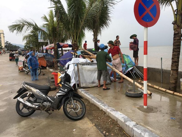 Bão sắp đổ bộ, nhiều du khách vẫn vô tư tắm biển - 4 Người dân dọn dẹp tài sản tại bãi biển Hải Tiến