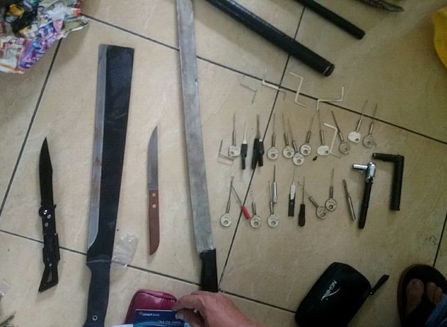 Chân dung băng cướp dùng mã tấu chém công an khi bị vây ráp - 3 Tang vật công an thu giữ