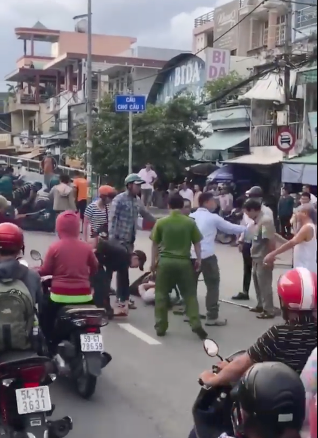 Chân dung băng cướp dùng mã tấu chém công an khi bị vây ráp - 1 Công an vây bắt khi 2 tên cướp tháo chạy ra đường và cướp xe máy của người dân để tẩu thoát