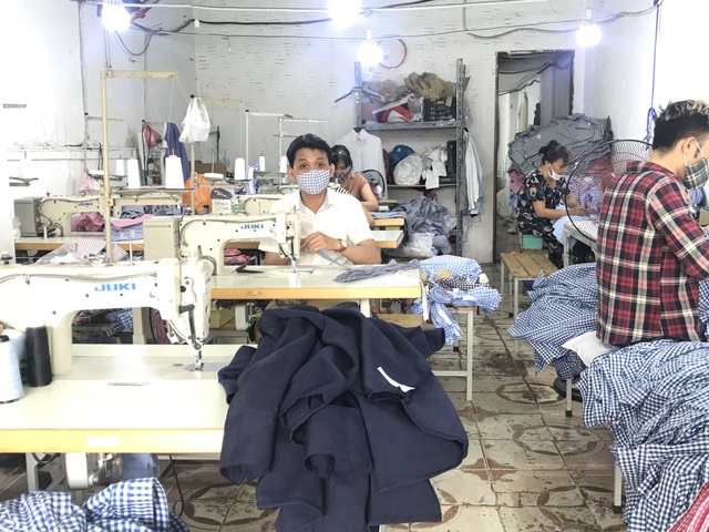 Doanh nghiệp nhỏ Việt điêu đứng vì hàng dư thừa của Trung Quốc tràn sang - 1
Các xưởng may mặc nhỏ đang phải cạnh tranh khốc liệt với hàng dư thừa của Trung Quốc tràn sang. (Ảnh minh hoạ)