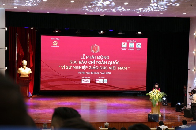 Lần đầu tiên tổ chức giải báo chí toàn quốc “Vì sự nghiệp Giáo dục Việt Nam” - 1
Bà Nguyễn Thị Nghĩa, Thứ trưởng Bộ GD&ĐT - Trưởng ban chỉ đạo giải báo chí toàn quốc Vì sự nghiệp Giáo dục Việt Nam phát biểu khai mạc.