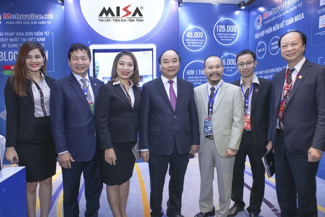 VietNam ICT Summit 2018: MISA tiên phong ứng dụng công nghệ Blockchain - 1 Thủ tướng Nguyễn Xuân Phúc chúc mừng MISA khi tiên phong áp dụng thành công công nghệ Blockchain giúp tăng hiệu quả sử dụng của hóa đơn điện tử MeInvoice.vn