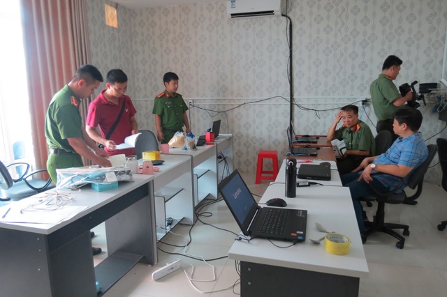 Bắt nhóm đối tượng quốc tịch Trung Quốc sử dụng công nghệ cao để lừa đảo - 1
Lực lượng chức năng thu giữ nhiều laptop, máy vi tính, thẻ ngân hàng và nhiều thiết bị công nghệ cao khác