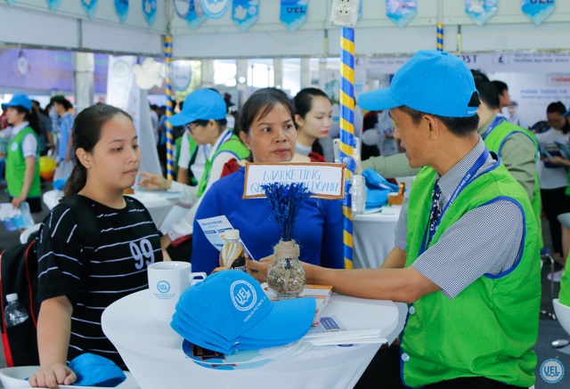 Trường ĐH Kinh tế - Luật có thủ khoa 26,25 điểm - 1 Cán bộ Trường ĐH Kinh tế - Luật giới thiệu ngành cho phụ huynh và thí sinh trong đợt tuyển sinh năm 2018