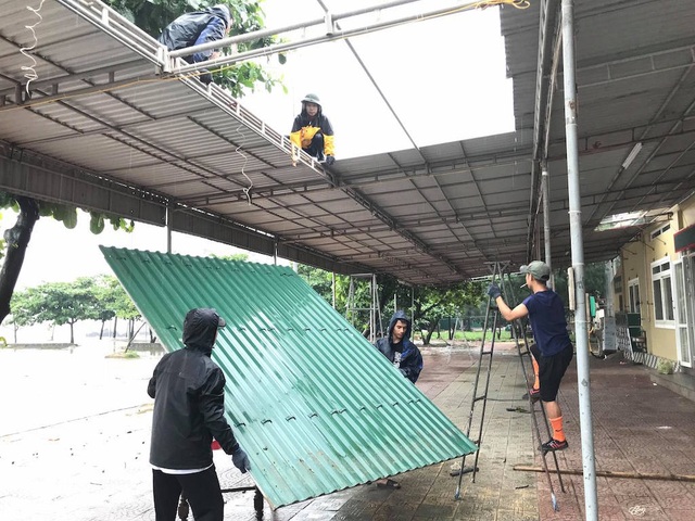 "Chạy đua" với Sơn Tinh: Kéo thuyền lên đường, hạ mái xuống đất - 13 Tháo dỡ mái tôn những ki ốt ven biển.