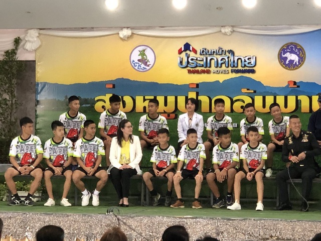 Đội bóng Thái Lan kể lại "khoảnh khắc kỳ diệu" được giải cứu khỏi hang - 7
Toàn bộ 12 thành viên của đội bóng và huấn luyện viên đều tham dự họp báo