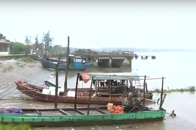 Phê bình Chủ tịch huyện không hủy họp để tập trung chống bão - 2 Nhiều tàu thuyền vẫn chưa vào nơi tránh trú bão an toàn