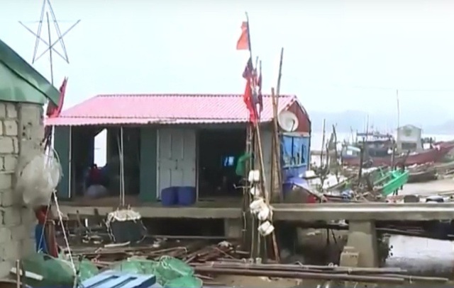 Phê bình Chủ tịch huyện không hủy họp để tập trung chống bão - 3 Nhiều hộ dân vẫn đang ở trong các chòi canh và nhà thu mua hải sản phía ngoài đê