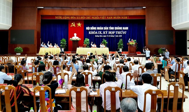 Miễn nhiệm chức danh Ủy viên UBND tỉnh đối với ông Lê Phước Hoài Bảo - 1 Các đại biểu HĐND biểu quyết miễn nhiệm các chức danh Ủy viên UBND tỉnh