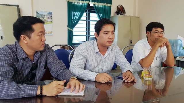 Người dân phản ứng trước "ý tưởng" cắt lại 8 lô trong phiên đấu giá đất huyện! - 2 ông Đoàn Văn Sỹ, Phó Giám đốc Trung tâm Phát triển Quỹ đất huyện Phú Vang (giữa) làm việc với PV