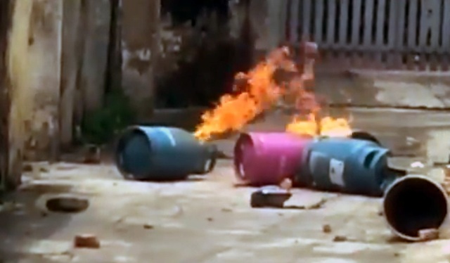 Hà Nội: Mang bình gas đến đốt trước cổng nhà bố vợ cũ - 1 Ba bình gas phì lửa khiến người dân hoảng sợ. (Ảnh căt từ clip)