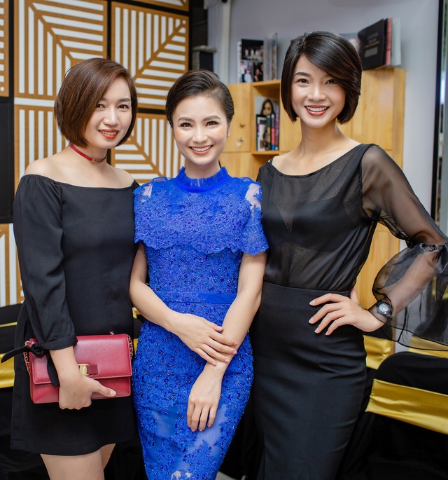 Diệu Hương “Bánh đúc có xương” cùng Hoa hậu Thuỳ Linh tiết lộ về ông xã - 4 Cựu người mẫu Vy Hạnh (chị gái Hạ Vy - ngoài cùng bên trái).