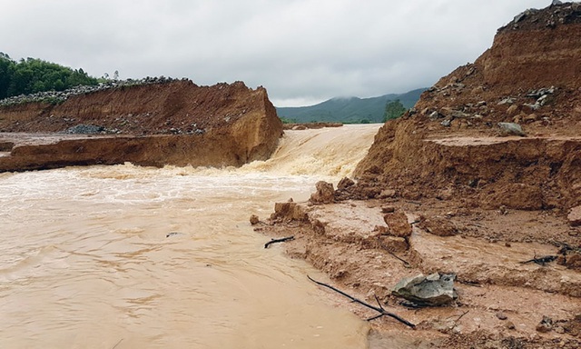 Lũ “chặt đứt” đường, nhiều bản làng bị cô lập - 13 Đê ngăn lũ Khe Cát (xã Bảo Thành); đập Lùng (xã Thịnh Thành), Đập Lim (xã Đồng Thành) bị vỡ từ 10 - 12 m; đê Biên Hòa (xã Khánh Thành) bị sạt sở 200m gây ngập úng khu vực hạ lưu. Một số cầu, cống ở xã Tân Thành; Minh Thành; Hậu Thành; Phúc Thành bị sụt lún.