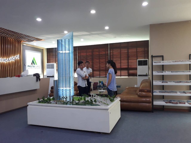 Cận cảnh dự án sắp bàn giao Tháp Doanh Nhân 2018 - 5 Đại diện đơn vị phân phối độc quyền. Công ty CP Địa Ốc Phú Tài , Tháp Doanh Nhân có giá bán chỉ từ 1 tỷ/căn 2 phòng ngủ ( hình ảnh khách hàng tại văn phòng bán hàng dự án, được tư vấn và quan sát Sa bàn )