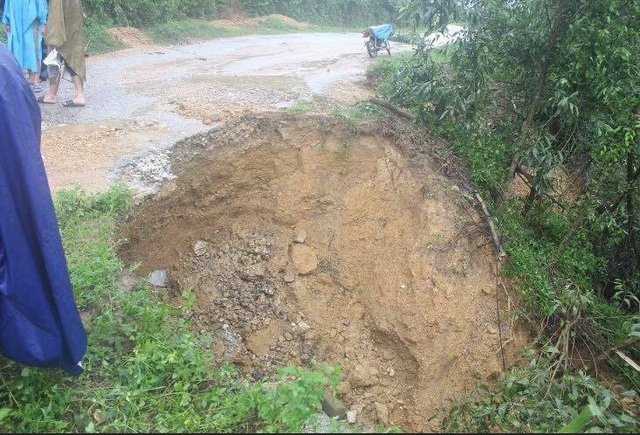 35 người đi hái măng bị nước lũ cô lập trên rừng - 3 Các tuyến đường từ các xã Châu Thành, Châu Hồng,... ra thị trấn Quỳ Hợp bị hư hỏng nặng.