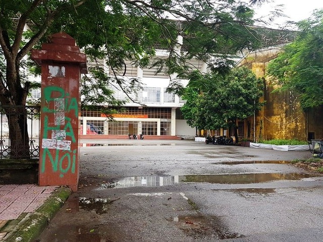 Sân bóng đá trăm tỷ đồng ở Ninh Bình giờ ra sao? - 4 Cổng chính vào sân trở nên nhếch nhác.