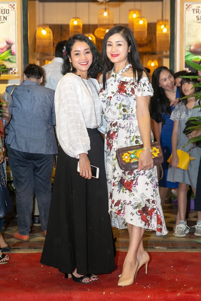 Nhan sắc “trẻ mãi không già” của Thu Hà “lá ngọc cành vàng” - 3 Thu Hà rất thân thiết với nhạc sỹ Quốc Bình (thành viên ban nhạc Anh Em) và Xuân Nhị (cựu thành viên nhóm Con gái).