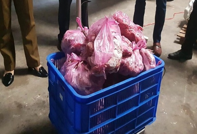 Phát hiện hơn 30 tấn thịt đông lạnh không rõ nguồn gốc, xuất xứ - 1 Ngành chức năng phát hiện 729 kg đầu gà đông lạnh hết hạn sử dụng tại cơ sở Hồng Thắm