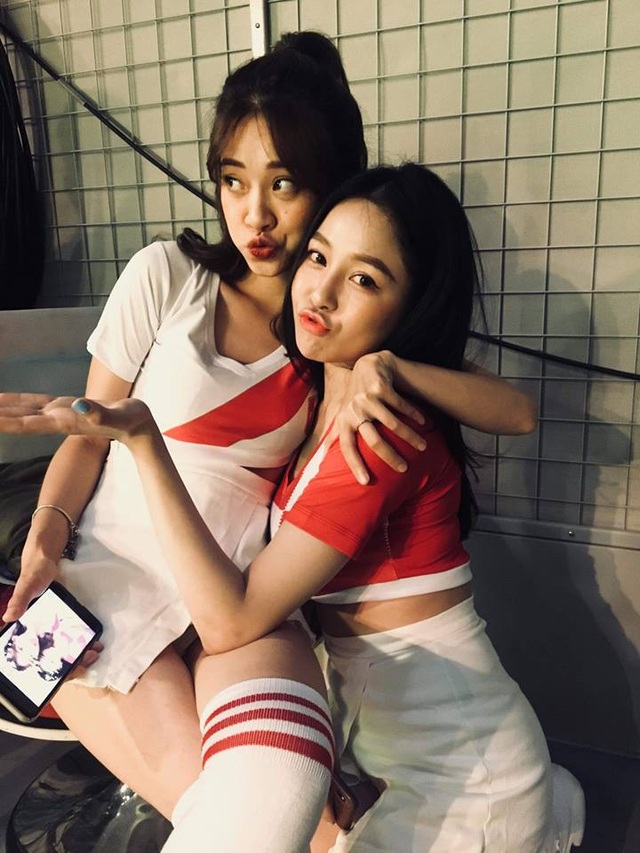 Hot girl Trâm Anh: Vụt nổi tiếng rồi bị tố “sống giả tạo” và ảnh cũ kém xinh - 3
Trâm Anh cùng nhiều hot girl khác tham gia Nóng cùng World Cup 2018 từng rất thân thiết.