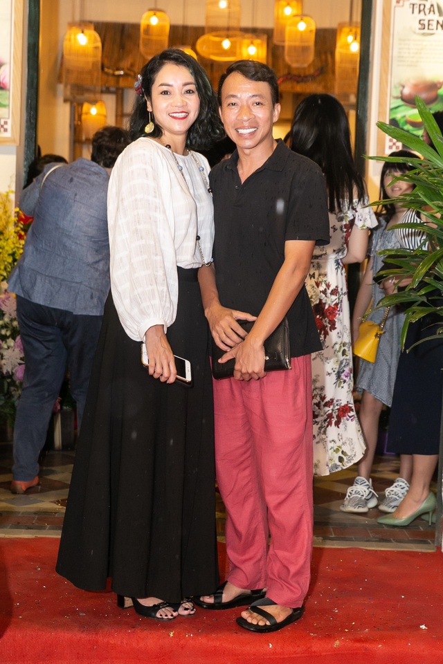 Nhan sắc “trẻ mãi không già” của Thu Hà “lá ngọc cành vàng” - 7 Các nghệ sĩ đến chúc mừng vợ chồng Quốc Bình - Xuân Nhị.