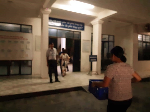 Lạng Sơn: "Xuyên đêm" chấm thẩm định bài thi có điểm cao bất thường - 4 Cán bộ xác minh điểm thi làm việc tại chỗ, đồ ăn tối được chuyển từ ngoài vào phục vụ đoàn công tác.