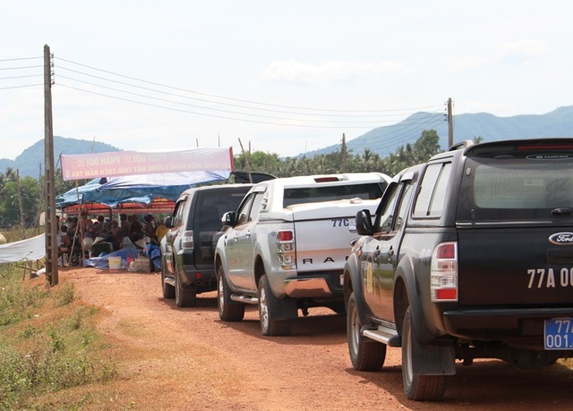 Sau khi Chủ tịch UBND huyện Phù Mỹ về đối thoại người dân đã trả lại các xe mà người dân giam lỏng trước đó.