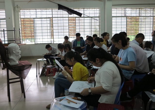 Thí sinh lỉnh kỉnh xách ghế đi thi đại học - 1 Các thí sinh dựa vào mẫu tượng để hoàn thành bài thi của mình