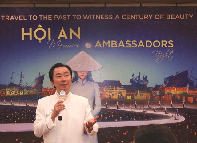 Show diễn “Ký ức Hội An” chinh phục đông đảo đại sứ và chính khách quốc tế - 3 Ông Phạm Sanh Châu giới thiệu về văn hóa nghệ thuật truyền thống với quan khách quốc tế