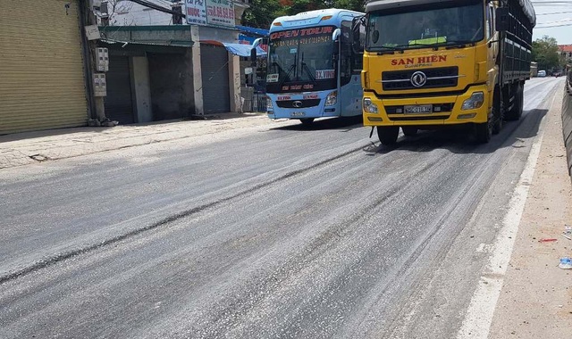 Quốc lộ 1A hằn lún, nứt nẻ và lồi lõm - 4 Quốc lộ 1A hằn lún, nứt nẻ và lồi lõm - 4
