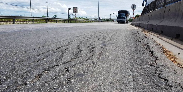 Quốc lộ 1A hằn lún, nứt nẻ và lồi lõm - 7 Vết nứt chi chít trên đường.