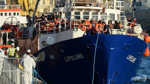 Tàu cứu hộ Lifeline chở người di cư được giải cứu trên biển khi họ tìm đường rời bỏ quê hương do nhiều nguyên nhân. (Ảnh: AFP)