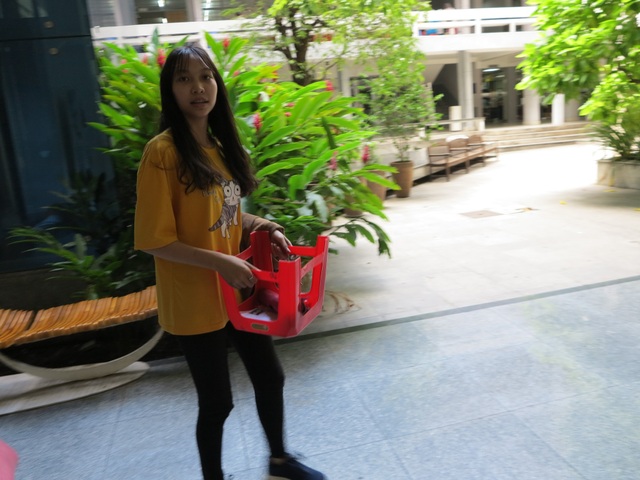Thí sinh lỉnh kỉnh xách ghế đi thi đại học - 8 Thí sinh Thuỳ Dương mang ghế về