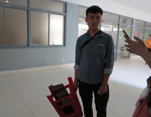 Thí sinh lỉnh kỉnh xách ghế đi thi đại học - 9 thí sinh Võ Văn Hiếu (Quảng Nam) cũng hoàn thành sớm bài thi và tạm ưng ý với phần thi vẽ của mình.