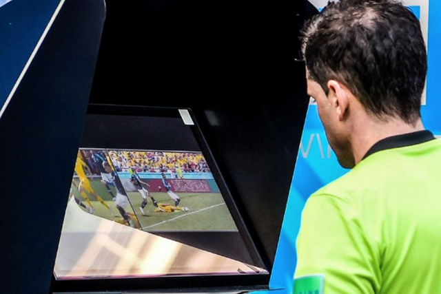 VAR sẽ là ngôi sao sáng nhất World Cup 2018, tại sao không thể chứ! - 1
Màn hình VAR tại World Cup 2018.