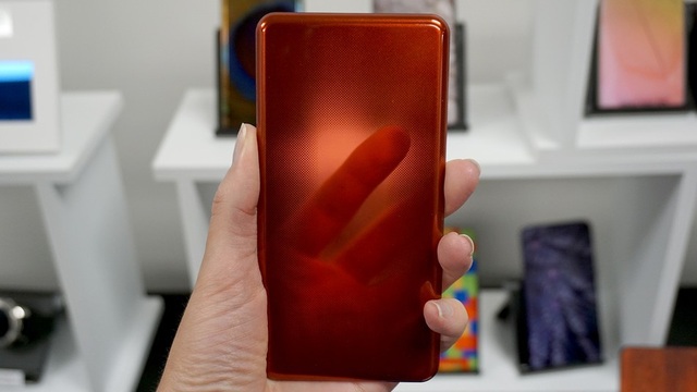 Sẽ có những chiếc smartphone lưng kính đổi màu độc đáo - 1 Công nghệ mới của Corning cho phép mặt lưng kính của smartphone trở nên độc đáo hơn