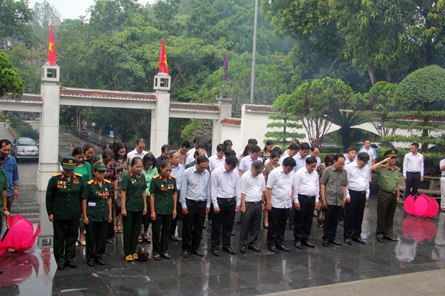 Dâng hương tưởng nhớ các anh hùng liệt sĩ thanh niên xung phong - 3
Đoàn dành một phút mặc niệm 10 nữ anh hùng liệt sĩ TNXP...