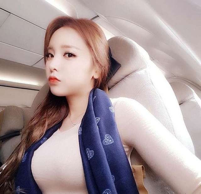 Nữ ca sĩ Hàn Quốc gặp rắc rối vì gương mặt khác ảnh hộ chiếu - 1 Hong Jin-young