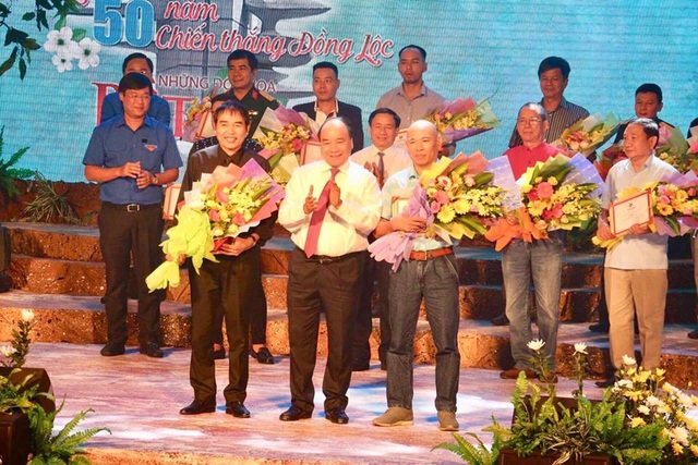 Trao giải sáng tác ca khúc về Chiến thắng Đồng Lộc - 2 Thủ tướng Nguyễn Xuân Phúc trao giải A – Giải cao nhất trong cuộc vận động sáng tác thuộc về tác phẩm “Cổ tích quê mình” của hai tác giả Ngọc Thịnh (nhạc) và Ngọc Vượng (thơ)
