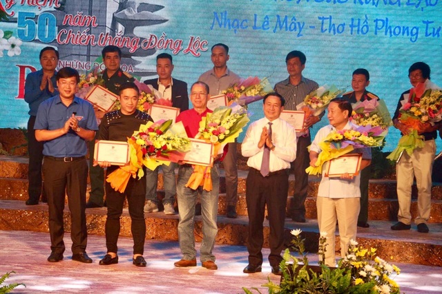Trao giải sáng tác ca khúc về Chiến thắng Đồng Lộc - 3 Lãnh đạo Trung ương Đoàn và tỉnh Hà Tĩnh trao giải B và C cho các tác giả