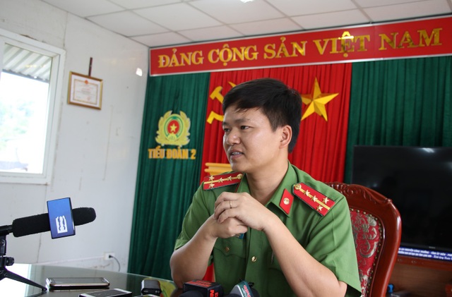 Điểm thi "cao bất thường" ở Lạng Sơn: "Các chiến sĩ ôn thi đến... tóp má" - 1 Đại úy Đỗ Đình Viên, Tiểu đoàn trưởng Tiểu đoàn 2 (thuộc Bộ tư lệnh Cảnh sát cơ động - K20) trả lời phỏng vấn về nghi vấn điểm cao bất thường của các chiến sĩ CSCĐ ở đơn vị.