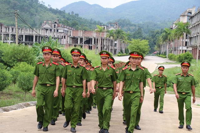 Điểm thi "cao bất thường" ở Lạng Sơn: "Các chiến sĩ ôn thi đến... tóp má" - 4 Đại diện Tiểu đoàn trưởng Tiểu đoàn 2 (Bộ tư lệnh CSCĐ - K20) khẳng định, kết quả thi các chiến sĩ hoàn toàn xứng đáng, dù chưa đạt cao như mong đợi.