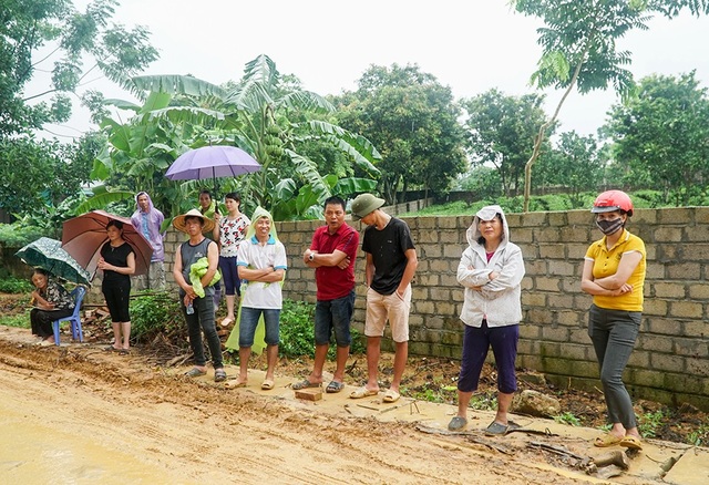 Máy xúc tham gia cưỡng chế 'cung điện công chúa' sai phép ở Ba Vì - 11 Nhiều người dân hiếu kỳ đứng ngoài theo dõi cơ quan chức năng thi hành cưỡng chế.