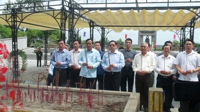 Trưởng Ban tổ chức Trung ương tri ân các anh hùng liệt sĩ - 2
Trưởng ban Tổ chức Trung ương Phạm Minh Chính và các thành viên dâng hương tri ân những người đã ngã xuống trong sự nghiệp cứu nước