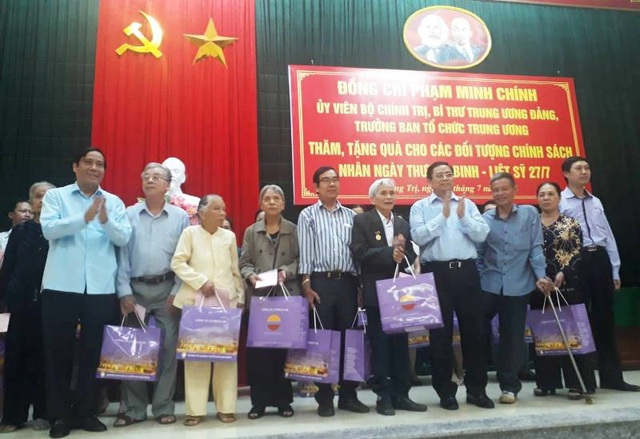 Trưởng Ban tổ chức Trung ương tri ân các anh hùng liệt sĩ - 3 Tặng quà cho các gia đình chính sách