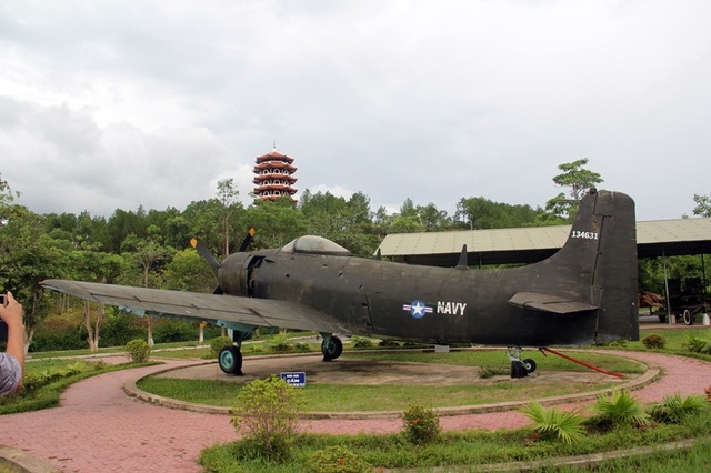 Ngã ba Đồng Lộc, nơi da thịt đối đầu bom đạn - 3 Máy bay Mỹ trưng bày tại ngã ba Đồng Lộc hôm nay